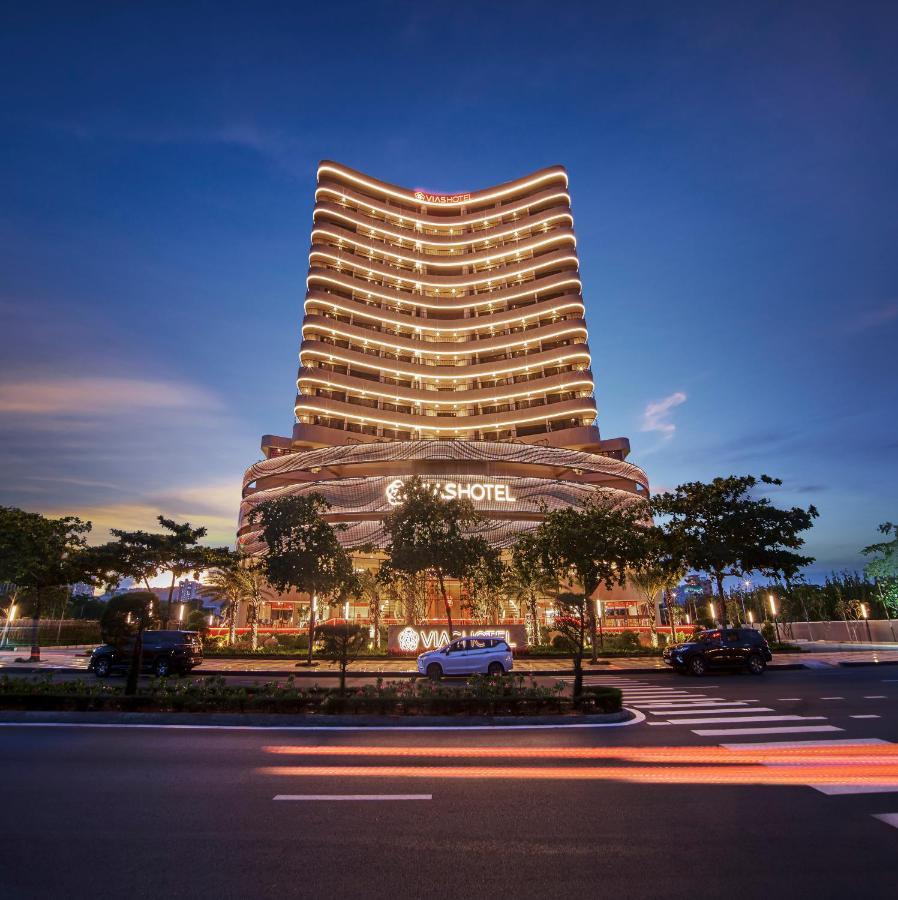 Vias Hotel Vung Tau - Transportation Included Zewnętrze zdjęcie The hotel at night