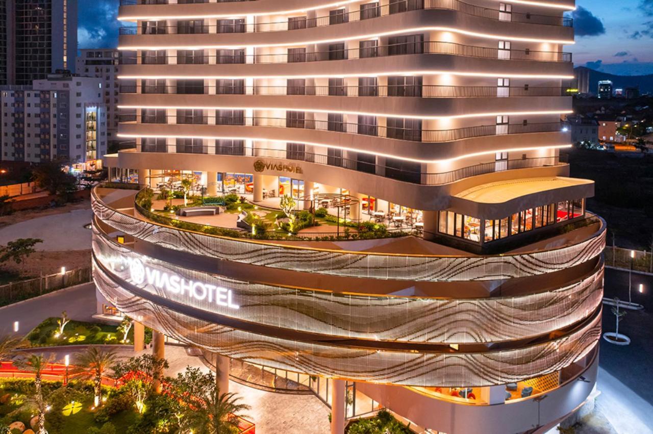 Vias Hotel Vung Tau - Transportation Included Zewnętrze zdjęcie The hotel at night