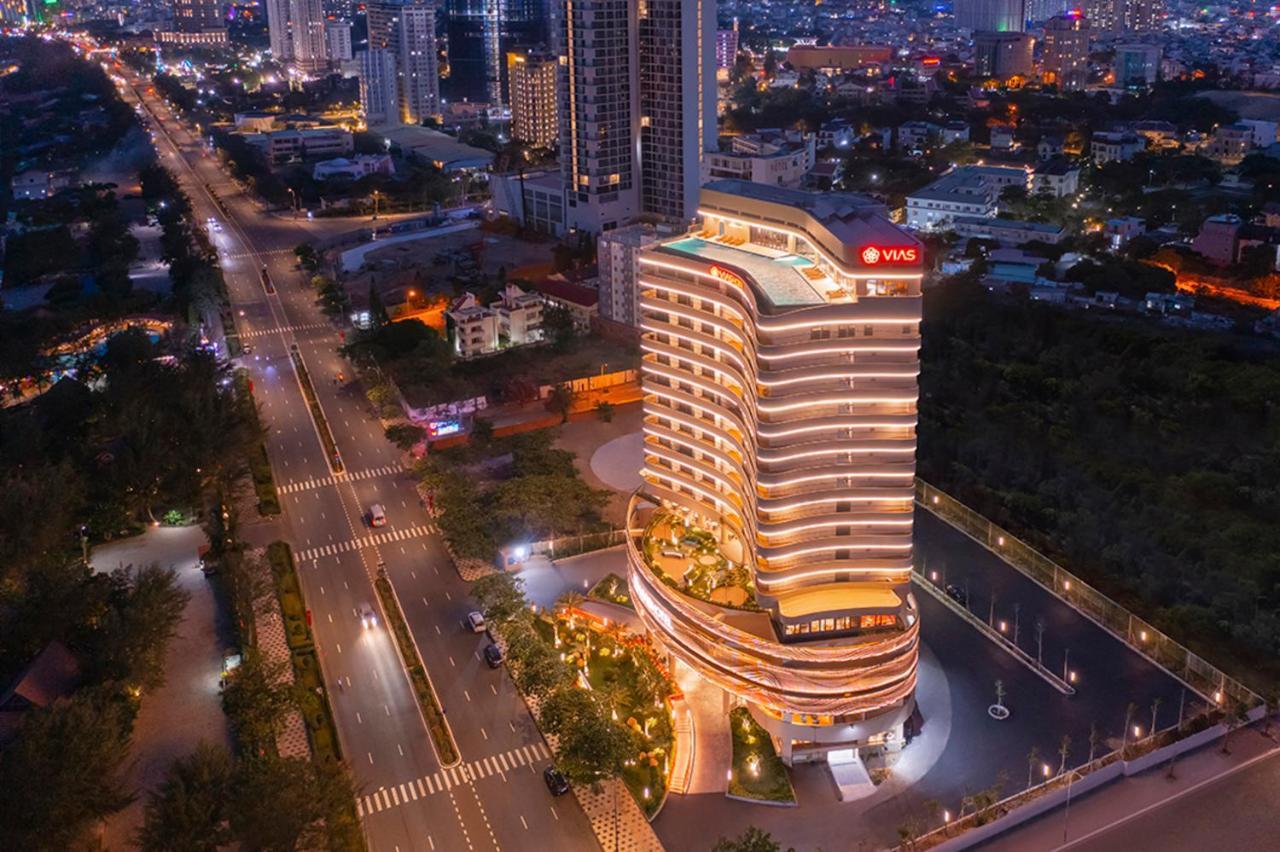Vias Hotel Vung Tau - Transportation Included Zewnętrze zdjęcie The hotel at night