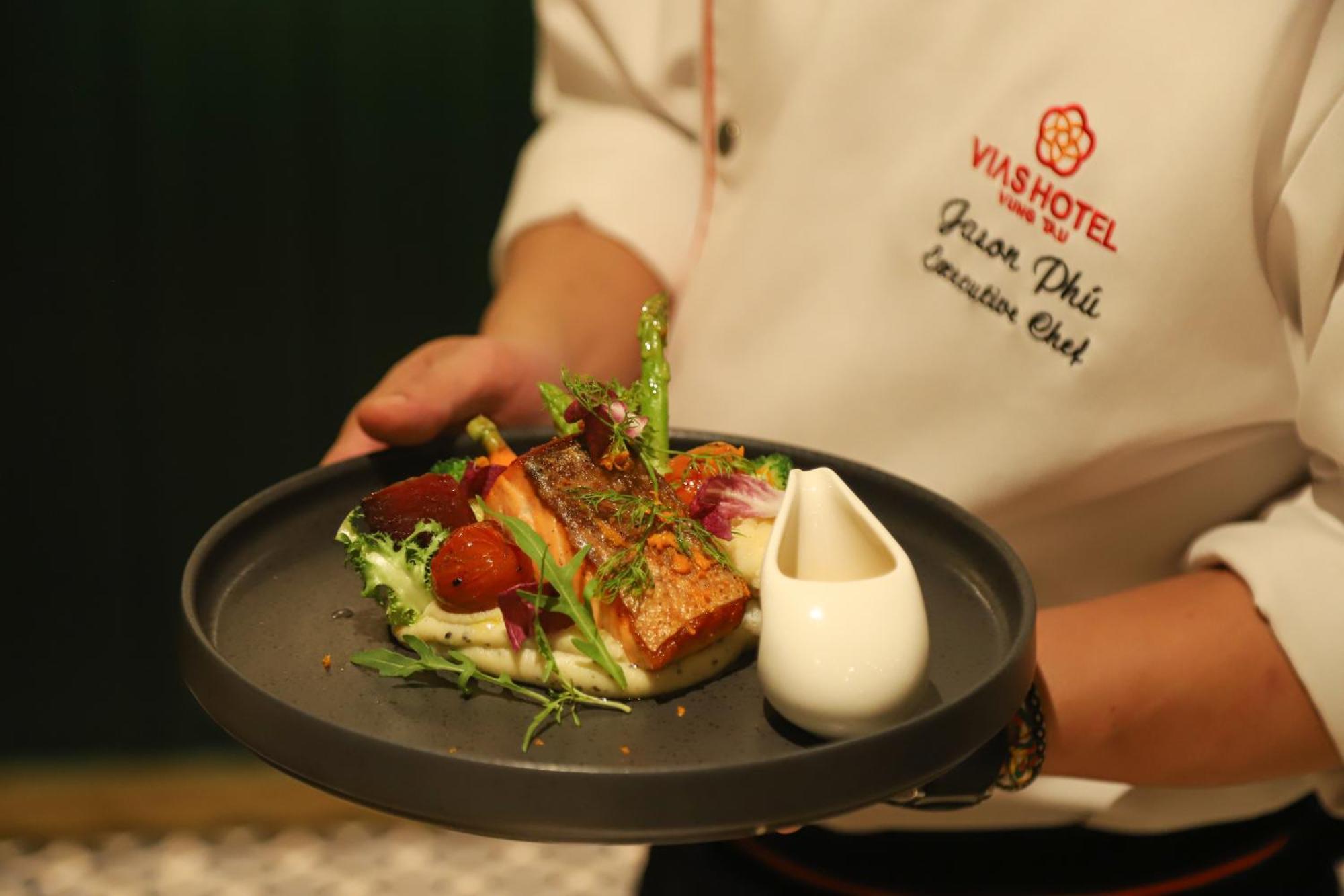 Vias Hotel Vung Tau - Transportation Included Zewnętrze zdjęcie A chef serving a prepared meal