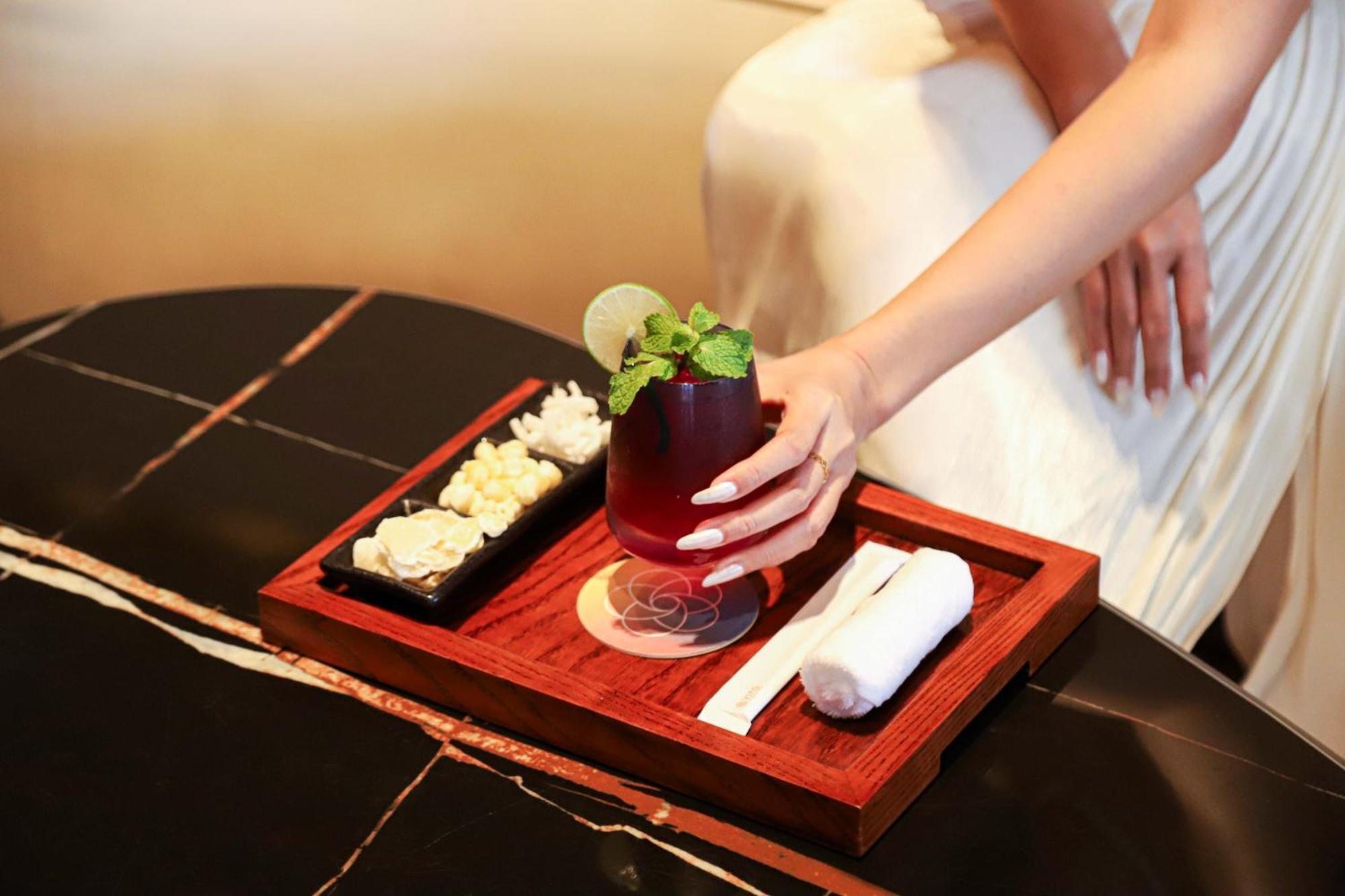 Vias Hotel Vung Tau - Transportation Included Zewnętrze zdjęcie A woman holding a drink