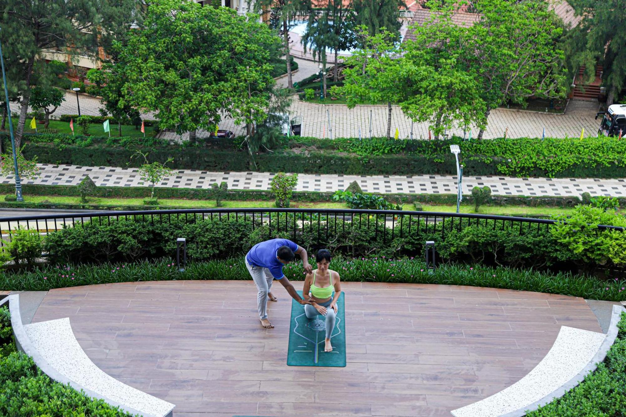 Vias Hotel Vung Tau - Transportation Included Zewnętrze zdjęcie A woman practices yoga at the park